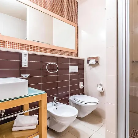 Апартаменты Stunning In With Outdoor Swimming Pool, 2 Bedrooms And Wifi *