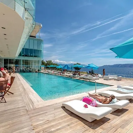 Stunning In With Outdoor Swimming Pool, 2 Bedrooms And Wifi * Нови-Винодолски