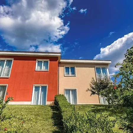 Stunning In With Outdoor Swimming Pool, 2 Bedrooms And Wifi *
