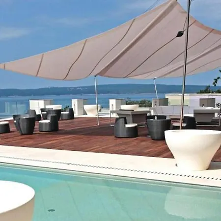 Апартаменты Stunning In With Outdoor Swimming Pool, 2 Bedrooms And Wifi Нови-Винодолски
