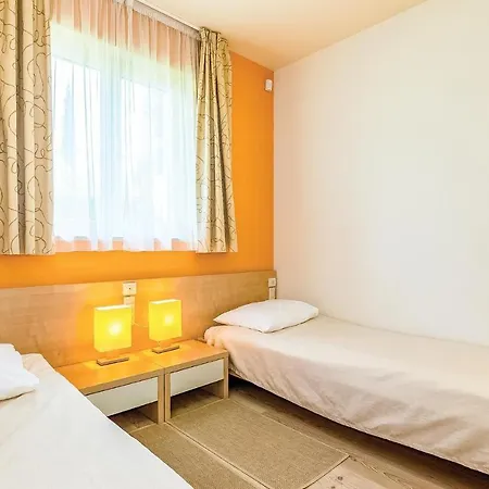 Stunning In With Outdoor Swimming Pool, 2 Bedrooms And Wifi *