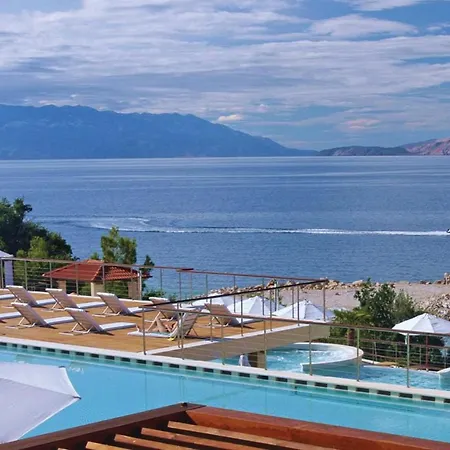 Stunning In With Outdoor Swimming Pool, 2 Bedrooms And Wifi Apartment Novi Vinodolski