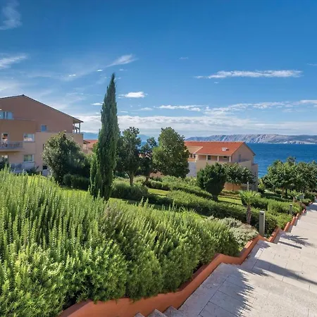 Stunning In With Outdoor Swimming Pool, 2 Bedrooms And Wifi * Novi Vinodolski