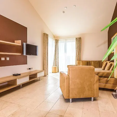 Stunning In With Outdoor Swimming Pool, 2 Bedrooms And Wifi Apartment Novi Vinodolski