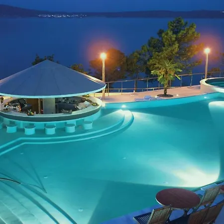 Stunning In With Outdoor Swimming Pool, 2 Bedrooms And Wifi Apartment *