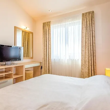 Stunning In With Outdoor Swimming Pool, 2 Bedrooms And Wifi Apartment