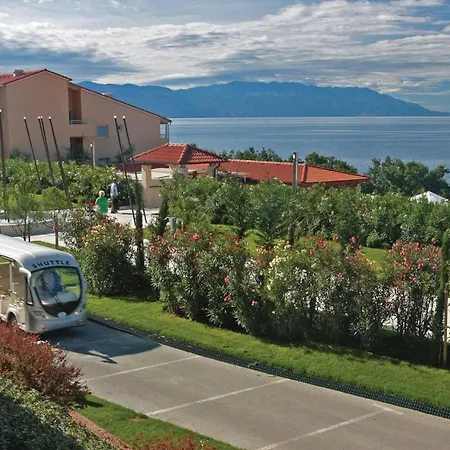 Stunning In With Outdoor Swimming Pool, 2 Bedrooms And Wifi Novi Vinodolski